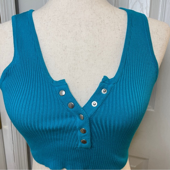 Fashion Nova “Friends forever” cropped top - Picture 4 of 8